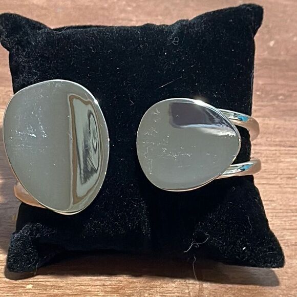 Brand New!! Oval geometric hinge bangle bracelet - Picture 1 of 4